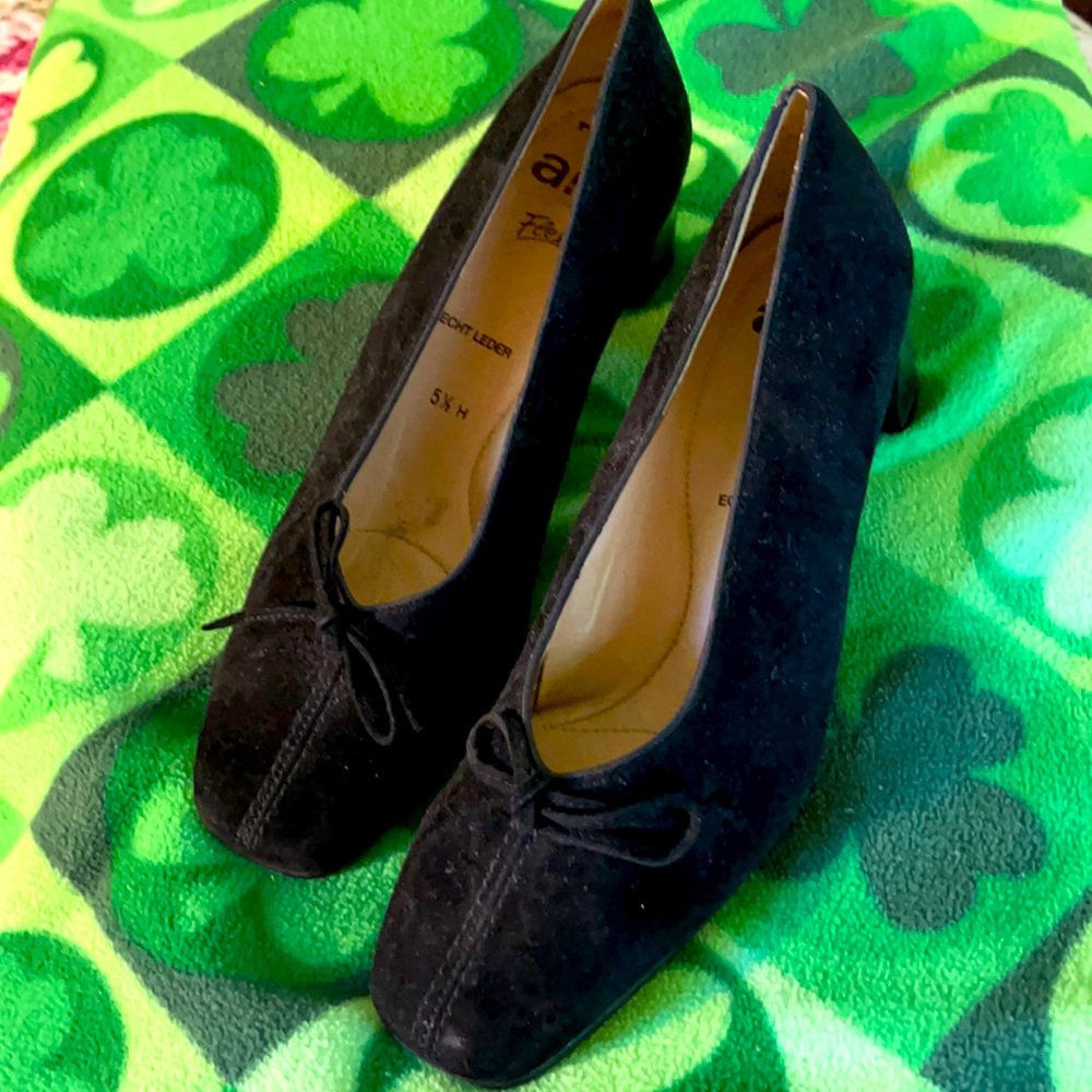 New, never worn black suede pumps
